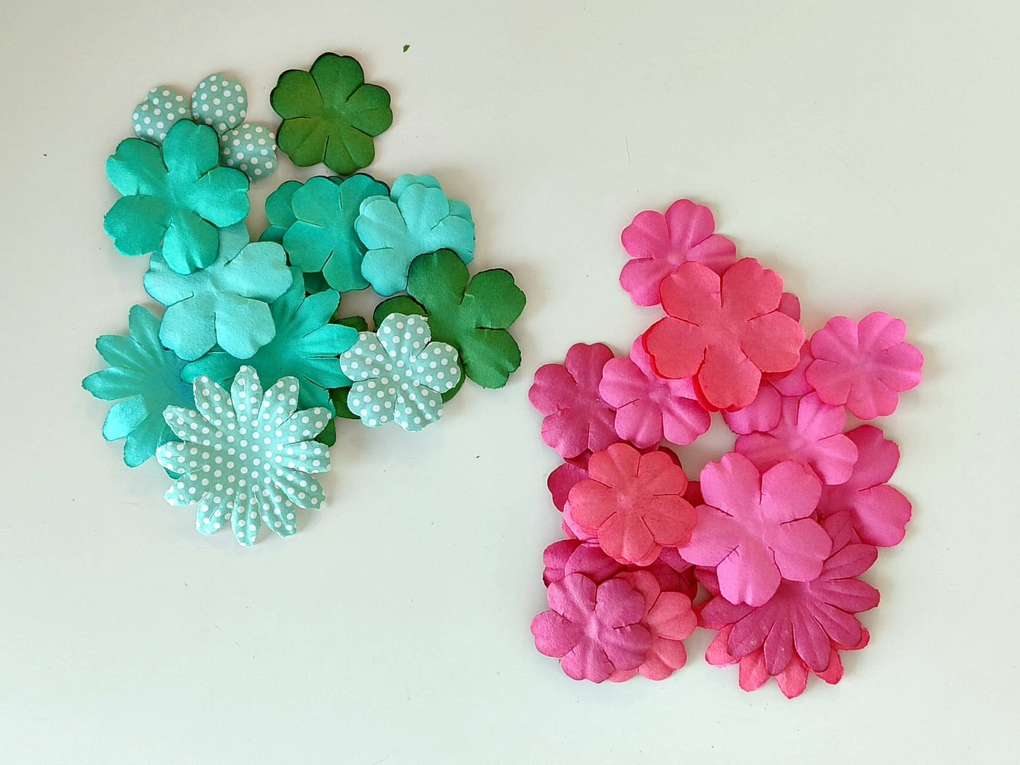 Set 20 cajitas con flores de papel Dovecraft colores surtidos